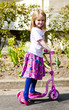 Fillette à la trottinette