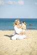 junge schwangere mutter mit ihrer tochter am strand junge schwangere mutter mit ihrer tochter am strand