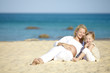junge schwangere mutter mit ihrer tochter am strand