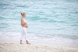 schwangere junge frau am strand