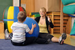 Physiotherapie mit kleinem Jungen
