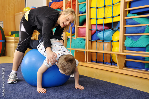 Photo: Physiotherapie mit kleinem Jungen Physiotherapie mit kleinem Jungen