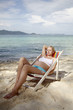junge schwangere frau macht urlaub in thailand