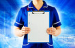 Foto: nurse holding graph paper nurse holding graph paper