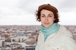 Touristin vor Großstadt-Panorama