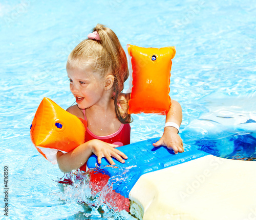 Foto: Child with armbands in swimming pool Child with armbands in swimming pool
