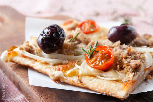 Photo: pizza with onions, tuna, tomatoes and olives pizza with onions, tuna, tomatoes and olives