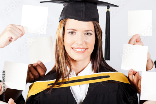 Foto: female university graduate with blank notes around her head female university graduate with blank notes around her head