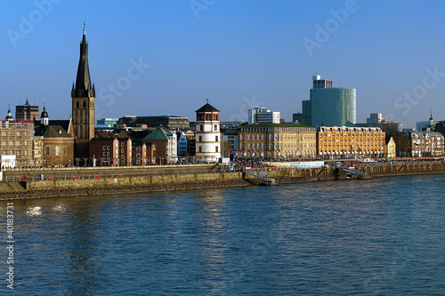 Foto: Embankment of the Rhine river in Dusseldorf, Germany Embankment of the Rhine river in Dusseldorf, Germany