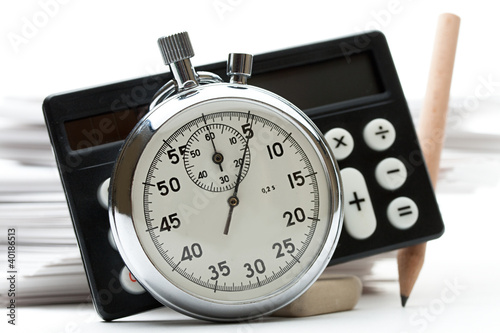Foto: Pile of paper cards, calculator and stopwatch Pile of paper cards, calculator and stopwatch
