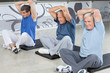 Männer dehnen sich im Fitnesscenter