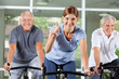 Daumen hoch im Spinning-Kurs Daumen hoch im Spinning-Kurs