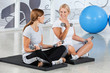Frauen machen Hanteltraining Frauen machen Hanteltraining