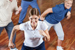 Gruppe tanzt im Fitnesscenter