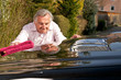 Senior mit Auto