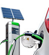 E-Car an Solartankstelle mit Solarpanel freigestellt