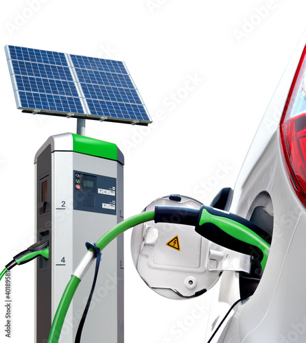 Photo: E-Car an Solartankstelle mit Solarpanel freigestellt E-Car an Solartankstelle mit Solarpanel freigestellt