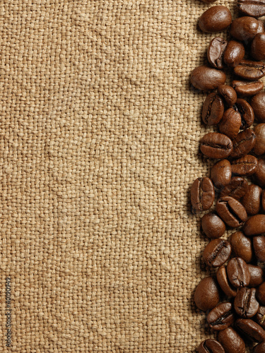 Foto: coffee beans on a burlap texture coffee beans on a burlap texture