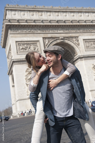 Photo: Couple sur les Champs Elysées - Paris Couple sur les Champs Elysées - Paris