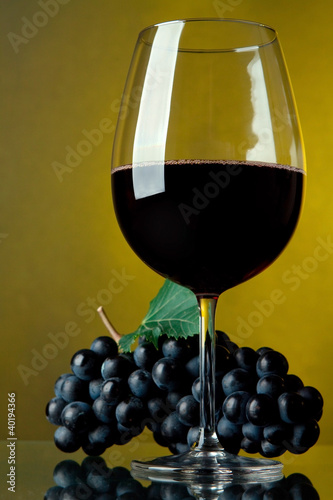 Foto: A glass of red wine and grapes A glass of red wine and grapes