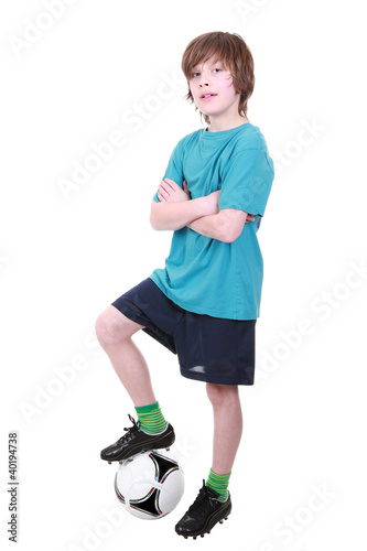 Foto: Young soccer player with ball full length isolated on white Young soccer player with ball full length isolated on white