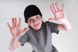 Foto: A boy holds up ten fingersg A boy holds up ten fingersg
