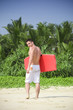 Surfer beim Strandspaziergang