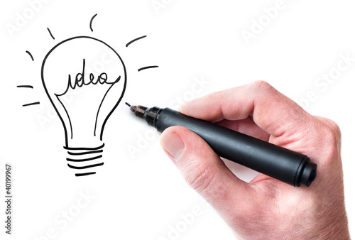 Foto: Hand drawing Idea bulb on whiteboard Hand drawing Idea bulb on whiteboard