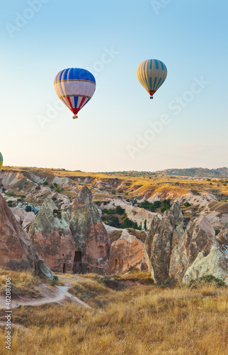 Foto: Hot air balloon flying over Cappadocia Turkey Hot air balloon flying over Cappadocia Turkey