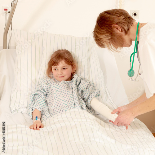 Foto: Krankenschwester legt Verband an Krankenschwester legt Verband an