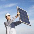 Ingenieur empfängt Solarenergie
