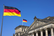 Foto: Reichstag mit Deutschlandflaggen Reichstag mit Deutschlandflaggen