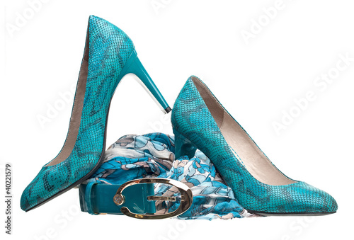 Foto: Pair of turquoise women shoes, belt and silk scarf Pair of turquoise women shoes, belt and silk scarf