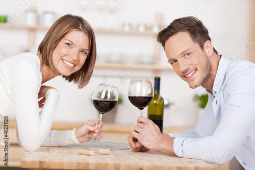 Foto: lachendes paar trinkt rotwein lachendes paar trinkt rotwein