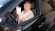 Senior mit Führerschein