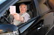 Senior mit Führerschein
