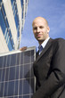Geschäftsmann mit Solaranlage