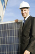 Geschäftsmann mit Schutzhelm und Solaranlage