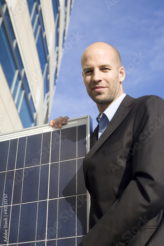 Photo: Geschäftsmann mit Solaranlage Geschäftsmann mit Solaranlage