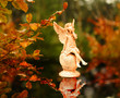 Engel im Herbstlaub