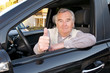 Senior im Auto