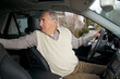 Senior beim autofahren