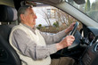 Senior beim autofahren