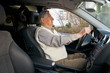 Senior beim autofahren