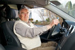 Senior beim Auto fahren