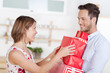 junges paar mit vielen geschenken