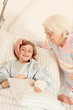 Kleine Patientin bekommt Besuch