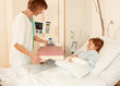 Krankenschwester serviert das Essen