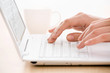 Photo en ligne au meilleur prix Hands and laptop