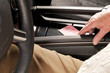 ältere Hände mit Führerschein